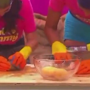 Cómo pelar papas con una esponja en solo segundos: el truco inesperado de ‘La Casa de los Famosos México’ 2025