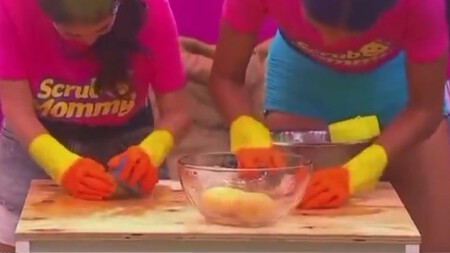 Cómo pelar papas con una esponja en solo segundos: el truco inesperado de ‘La Casa de los Famosos México’ 2025