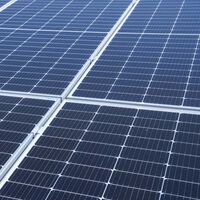 Colchonetas de espuma y un truco sacado de los acuarios: el invento de Canadá para que los paneles solares flotantes funcionen en aguas heladas 
