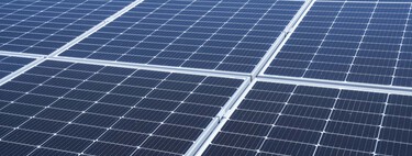 Colchonetas de espuma y un truco sacado de los acuarios: el invento de Canadá para que los paneles solares flotantes funcionen en aguas heladas 