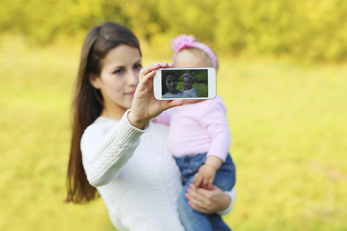 ¿Puede mi hijo denunciarme por subir fotografías suyas a las redes sociales?