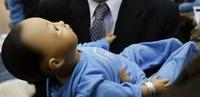 Un bebé robot para educar a los futuros padres