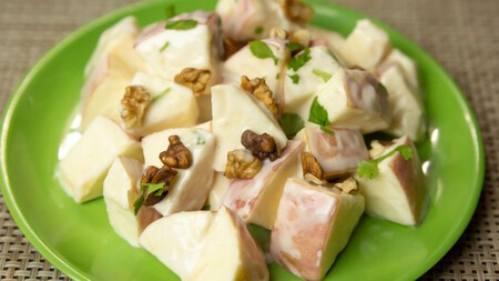 Cómo hacer ensalada de manzana cremosita con bombones con la receta familiar y trucos de la chef Paulina Abascal