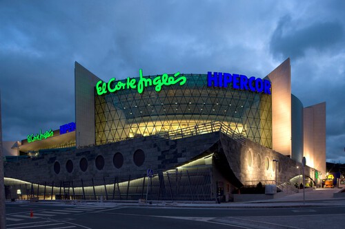 Chaquetas por 15 euros, chalecos por 12 euros y más: El Corte Inglés comienza una liquidación de prendas Izas en su outlet