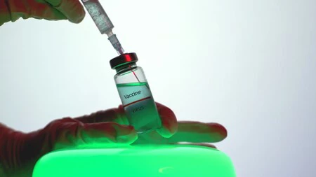 La OMS pide no suspender la vacuna de AstraZeneca contra COVID: "sus beneficios superan los riesgos"