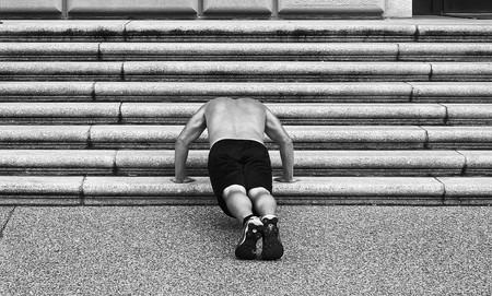 Tres rutinas exprés para entrenar al completo en escaleras