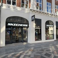 De estilo retro, suela cómoda y toques plateados: las nuevas zapatillas Skechers que arrasan en plenas rebajas   