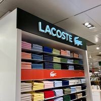 Lacoste rebaja de 110 a menos de 50 euros uno de sus polos más icónicos para vestir todo el verano