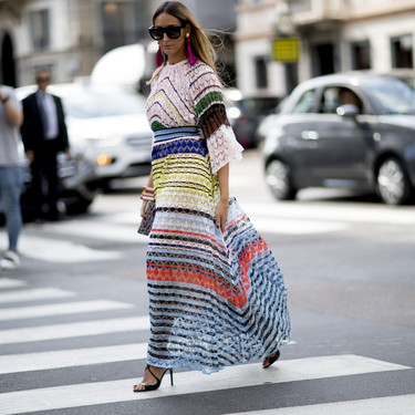 En verano los vestidos se acompañan de rayas multicolor, ¿a qué esperas para lucir tu diseño? 