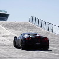 Ferrari rompe un récord de velocidad: una brutal aceleración sobre un portaaviones a la mitad del mar