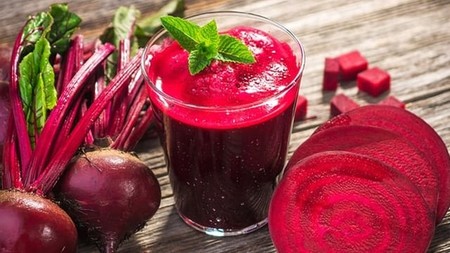 Jugo detox de manzana y betabel con agua de coco. Receta sencilla para empezar enero