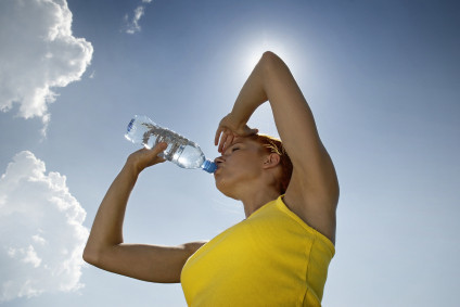 Beber dos litros de agua al día no te hace estar más sano, ¿o sí?