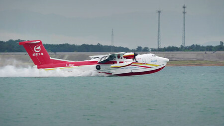 Avion Anfibio Chino Ag600m Bonbardero De Agua Recogiendo Agua