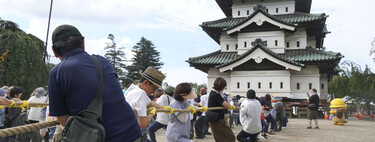En Japón lograron mover una torre de 360 toneladas sin grúas ni maquinaría: solo 1,800 personas y cuerdas