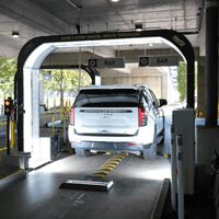 Ele foi devolver o carro alugado e se deparou com uma nota extra de US$ 400; um túnel equipado com IA detectou um arranhão de dois centímetros no pneu. 
