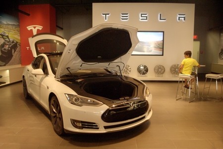 Los conductores de eléctricos son más jóvenes (y ricos) que los de híbridos en Estados Unidos