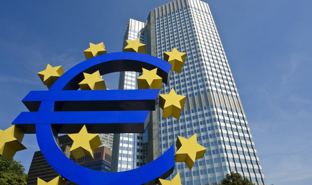 El BCE empuja a la banca a subir comisiones ante la prolongación de tipos bajos