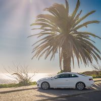 Este es el único motivo por el que la DGT te puede multar por conducir en bañador o sin camiseta 