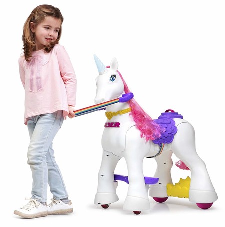En Amazon tenemos este unicornio a batería para cabalgar dentro y fuera de casa por 246,75 euros y envío gratis