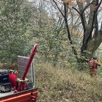 En Japón se cae tanta gente en motos por los barrancos que a alguien se le ha ocurrido el negocio del siglo: un teleférico de rescate en un 'kei truck' 
