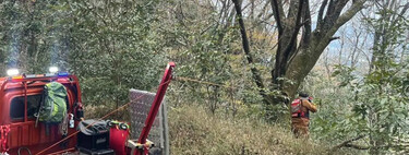 En Japón se cae tanta gente en motos por los barrancos que a alguien se le ha ocurrido el negocio del siglo: un teleférico de rescate en un 'kei truck' 