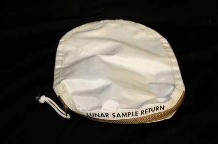 La bolsa que trajo el primer polvo lunar entra a subasta
