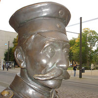 En 1906 un zapatero alemán se compró un uniforme militar usado. Horas después tenía soldados a sus órdenes y había robado el ayuntamiento