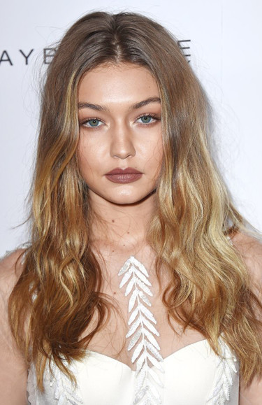 ¡Sí rotundo al naked dress de Gigi Hadid en los Daily Front Row Awards! 