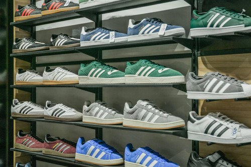 Adidas a precio de outlet: varios modelos icónicos de zapatillas rebajadas y con descuentos de hasta el 78%