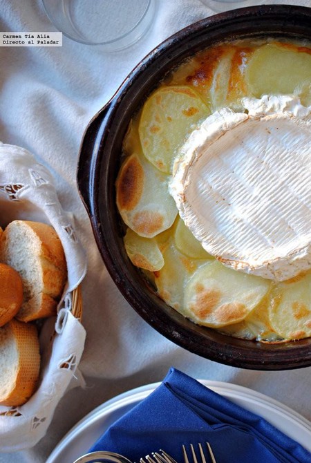 Gratén o gratinado de patatas con cebolla caramelizada y queso, la receta que los amantes del queso adorarán