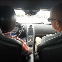 Esto es lo que pasa cuando conduces por primera vez un McLaren y tu instructor obvia todas las leyes de la lógica