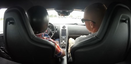 Esto es lo que pasa cuando conduces por primera vez un McLaren y tu instructor obvia todas las leyes de la lógica
