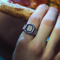 Casio se rinde homenaje a sí misma con un anillo inteligente de 120 euros que enamorará a los nostálgicos