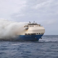 ¿Recuerdas el barco incendiado que se hundió con 1.400 coches de lujo dentro? Ahora le echan la culpa del fuego a la batería de un Porsche  eléctrico