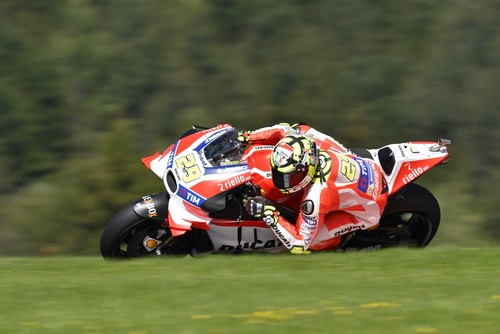 Andrea Iannone se estrena en MotoGP y pone fin a la sequía ganadora de Ducati