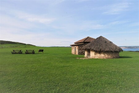 Reproduccion De Una Casa Astur Y Otra Romana E1620310665195