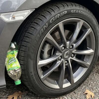 Qué significa si te encuentras una botella en la llanta del carro y qué es lo que debes hacer