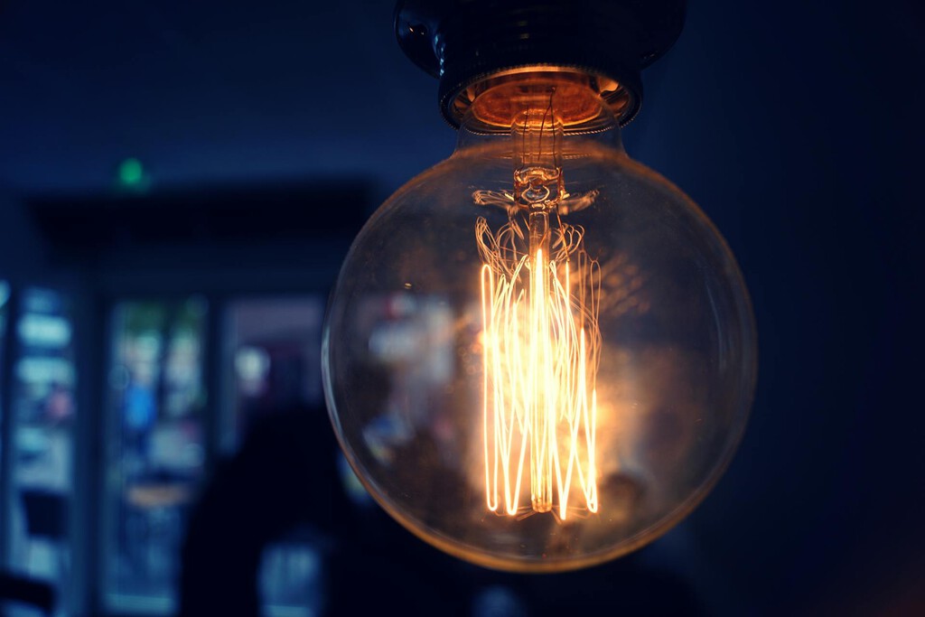 El IVA no es el único impuesto que subirá tu factura de la luz: estos otros también harán que paguemos más a partir de abril 