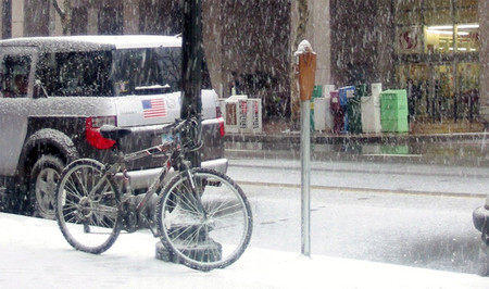 Bicicleta anclada a farola