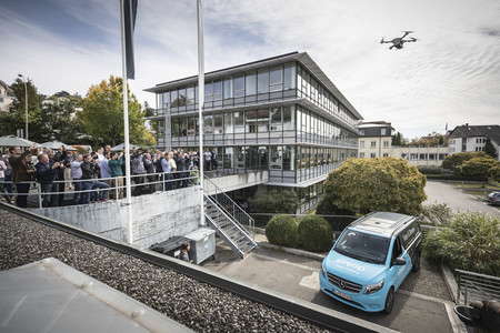 Los drones y las furgonetas ya podrían complementarse en las tareas de reparto, o al menos eso ha probado Daimler