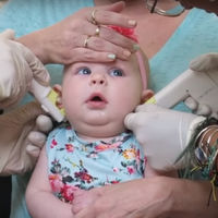 ¿De verdad les duele a las niñas ponerles pendientes? Un vídeo viral demuestra que sí