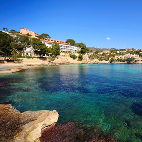 El pueblo de pescadores, de poco más de mil habitantes, donde se come la mejor caldereta de langosta de España 