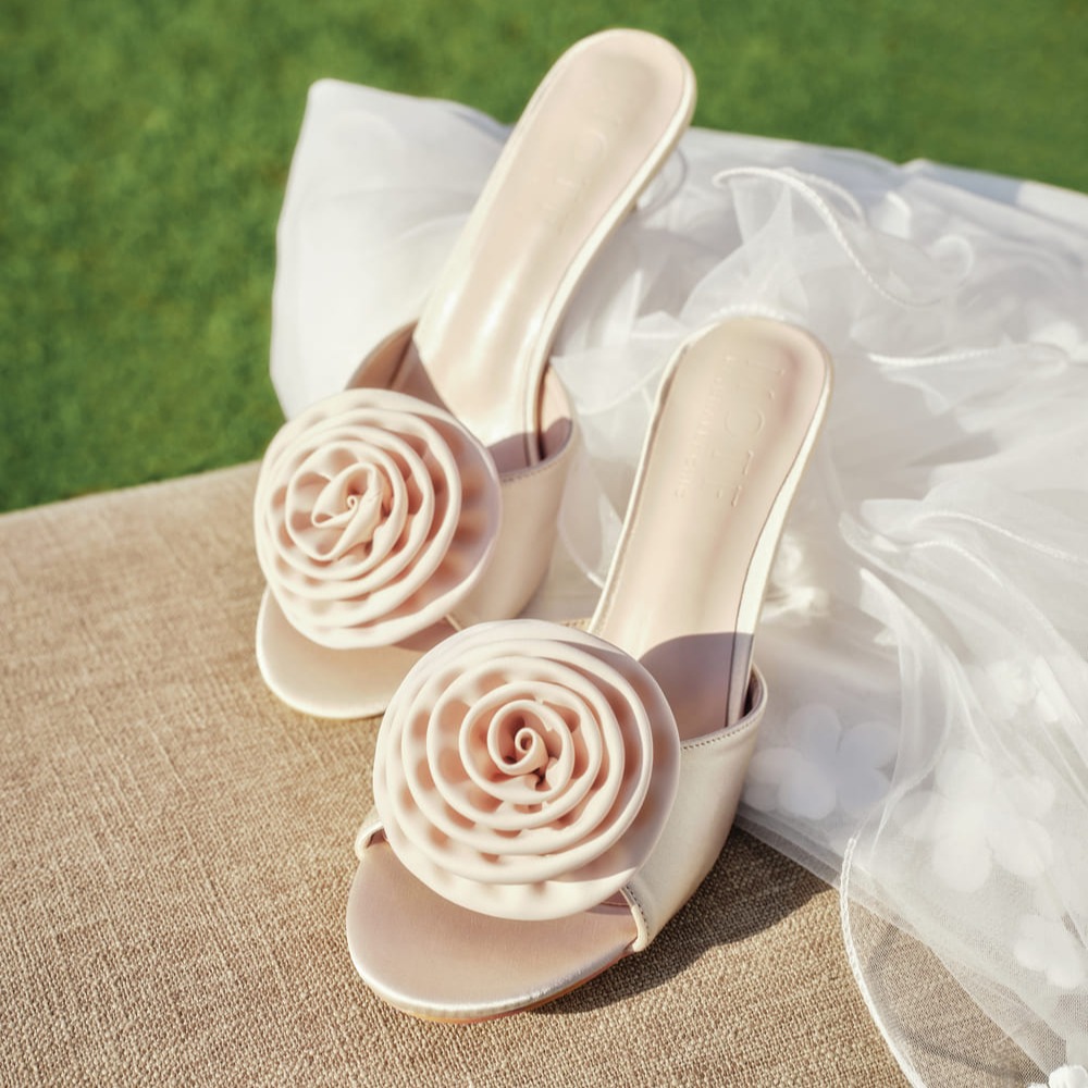 MOTF PREMIUM Sandalias de tacón alto con diseño floral en 3D