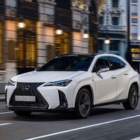 El Lexus UX híbrido estrena nuevas pantallas, más conectividad y equipamiento, desde 38.800 euros