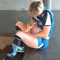 Una jugadora de balonmano da el pecho a su bebé en la cancha, una imagen preciosa y muy natural de conciliación