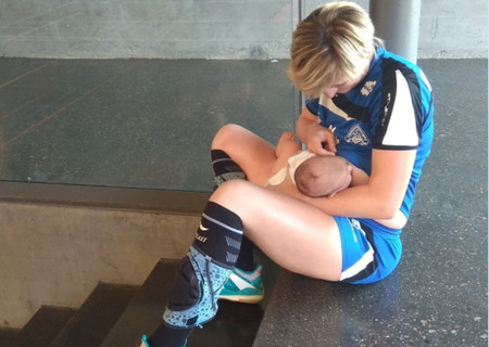 Una jugadora de balonmano da el pecho a su bebé en la cancha, una imagen preciosa y muy natural de conciliación