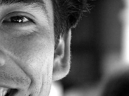 Las conversaciones sobre experiencias pasadas son las que nos hacen más felices