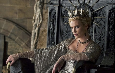 Charlize Theron, ¿desnuda? Sí, pero de canto