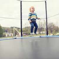 Camas elásticas: qué mirar antes de comprar y cuáles son las mejores para los niños  