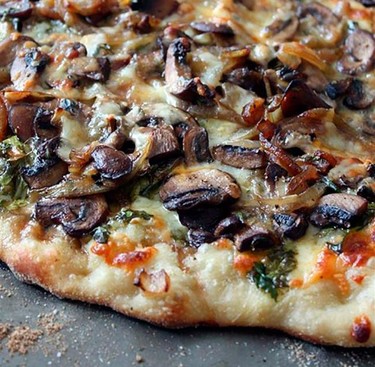 Receta de pizza campesina con setas, cebolla caramelizada y cenizo